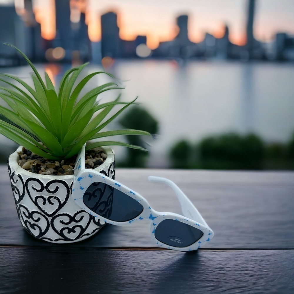 📌CLEARANCE ITEM📌 FASHION WOMAN WHITE SUNGLASSES 🦋